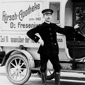 hombre parado frente a un camión de farmacia en 1862. Fresenius Kidney Care